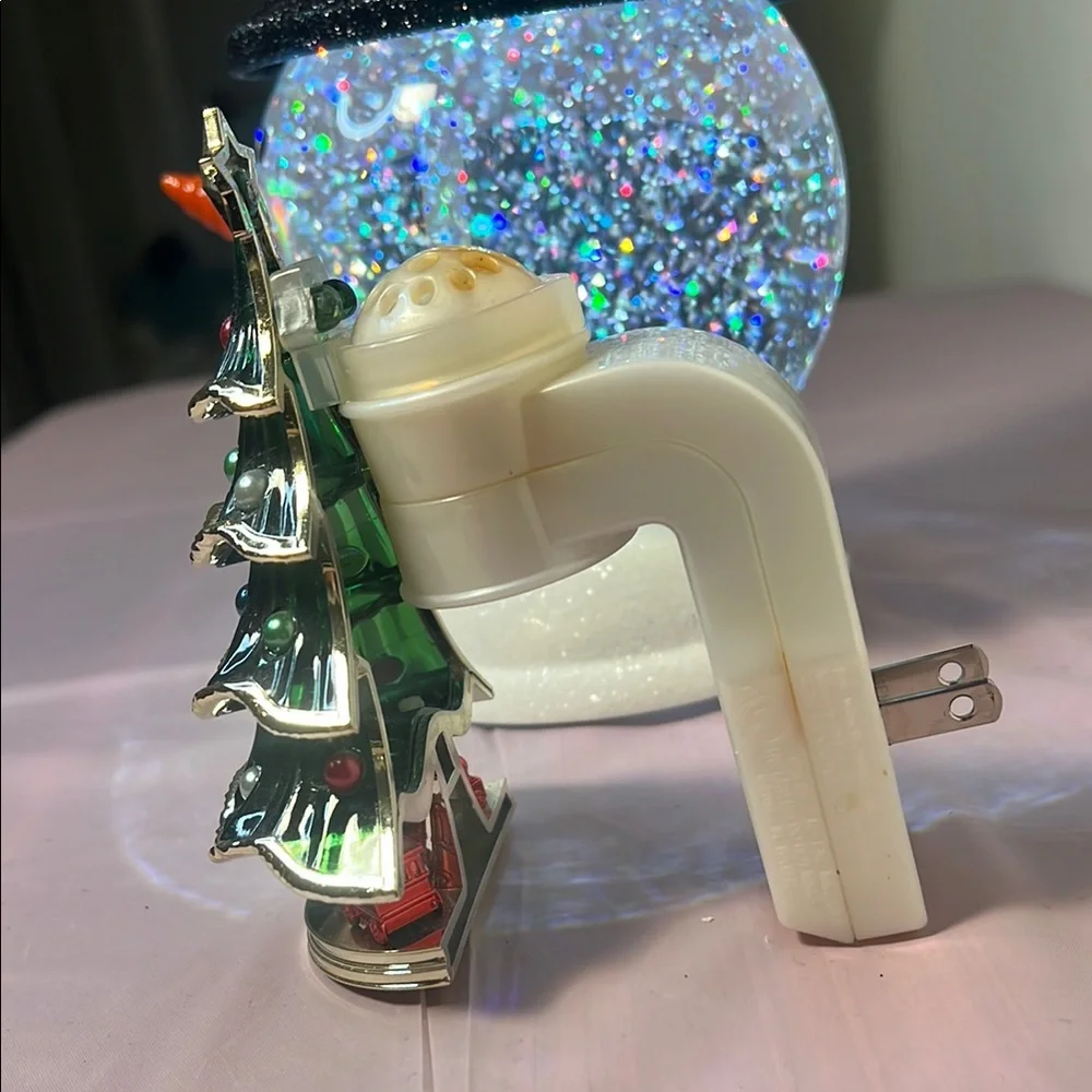 Bath & Body Works snow globe candle holder & Christmas tree wallflower plugin - Picture 4 of 10